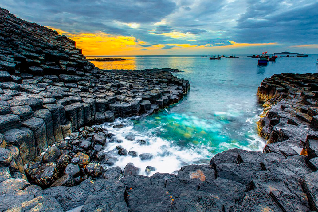 Вьетнам. Базальтовые колонны Да Диа Риф