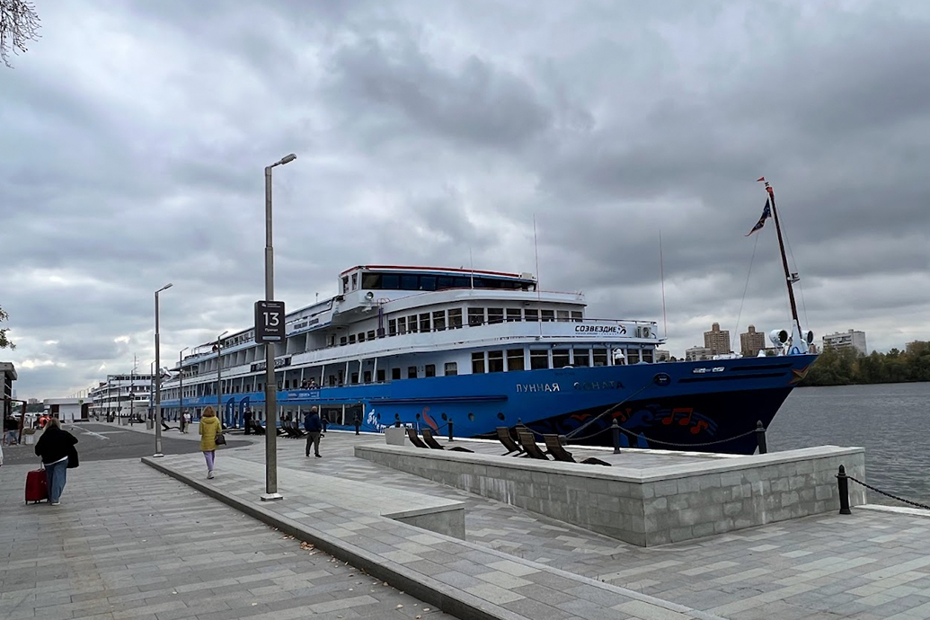 Москва. Теплоход Лунная Соната на причале