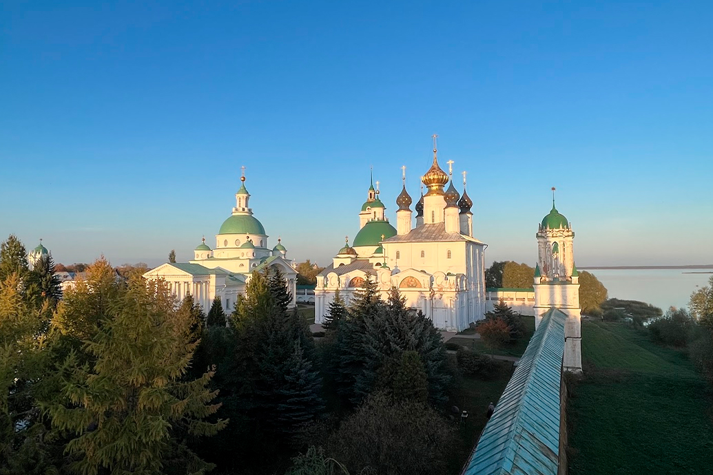 Ростов. Спасо-Яковлевский монастырь на берегу оз. Неро